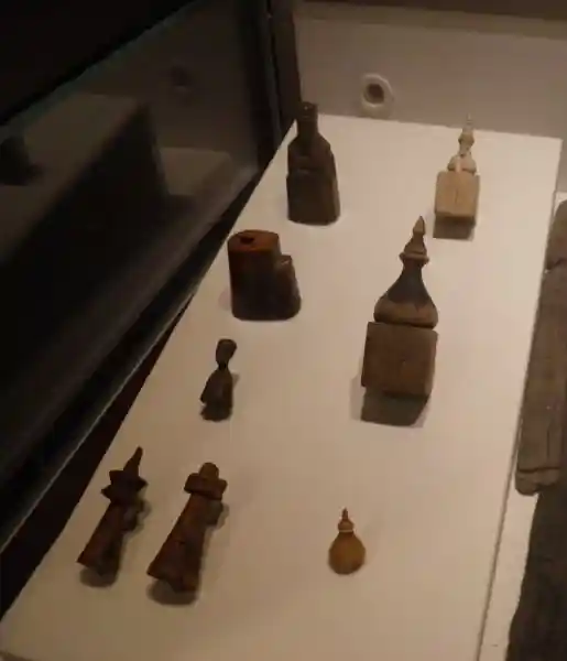 Djed, pointed figurines, phallic figurines